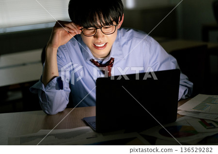 商人因加班而感到疲倦 136529282