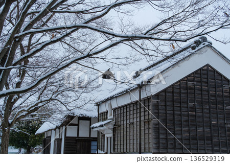 瓦片屋頂上的雪景 136529319