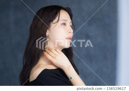 A woman who turns around A woman who turns around 136529617