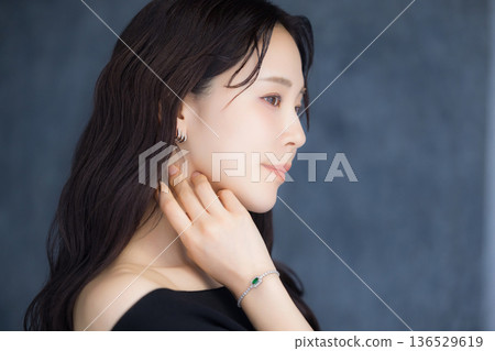 A woman who turns around A woman who turns around 136529619