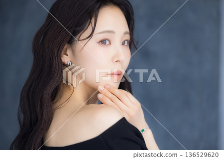 A woman who turns around 136529620