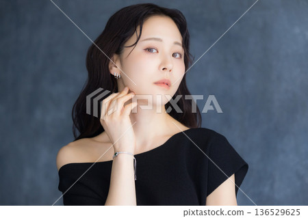 A woman who turns around 136529625