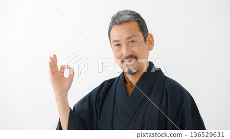 一個穿著和服的男人 136529631