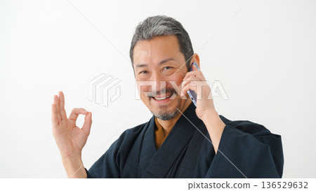 Man wearing kimono, smartphone, smartphone 136529632
