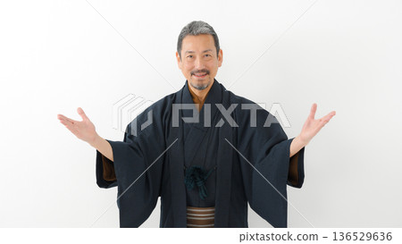 一個穿著和服的男人 一個穿著和服的男人 136529636