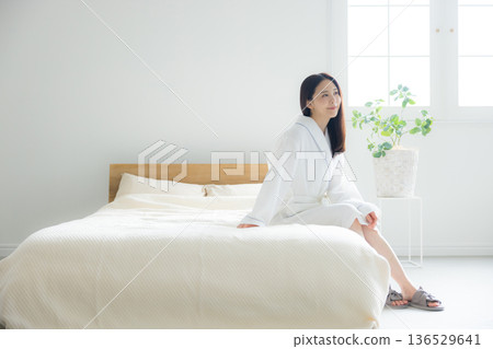 放鬆在床的婦女 放鬆在床的婦女 136529641