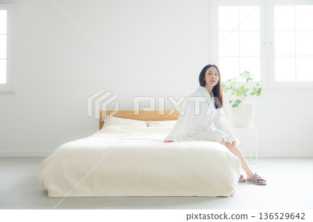 放鬆在床的婦女 136529642