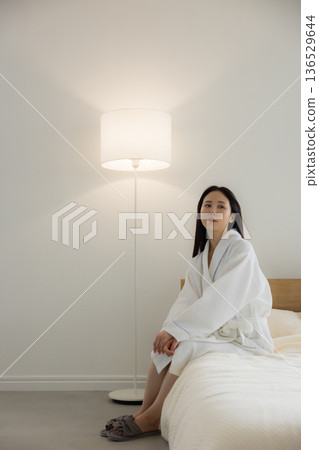 放鬆在床的婦女 136529644