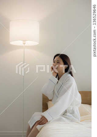 放鬆在床的婦女 136529646