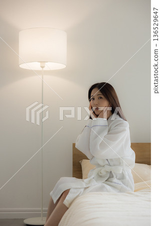 放鬆在床的婦女 放鬆在床的婦女 136529647