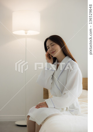 放鬆在床的婦女 放鬆在床的婦女 136529648