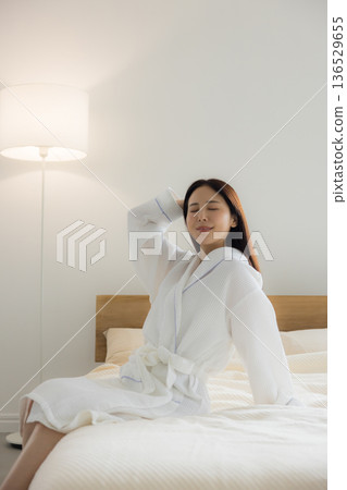 放鬆在床的婦女 放鬆在床的婦女 136529655
