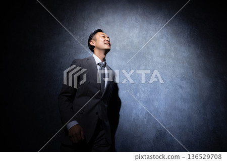 深色背景下的商人 深色背景下的商人 136529708