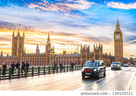 倫敦：日落時的威斯敏斯特宮 136529721