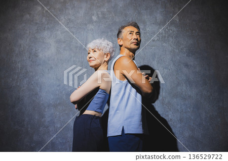 身著運動服的老夫婦 身著運動服的老夫婦 136529722