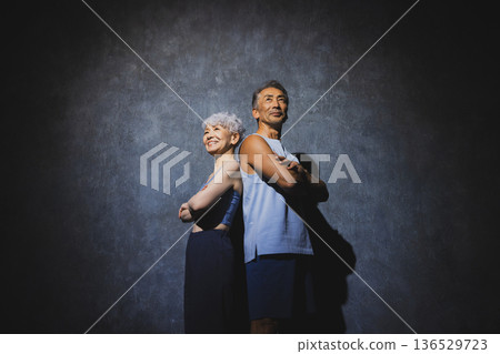 身著運動服的老夫婦 身著運動服的老夫婦 136529723