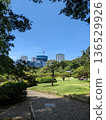 一座綠意盎然的日式花園，宛如都市綠洲，俯瞰東京市中心的摩天大樓。 136529926