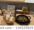 酒吧品嚐套餐，配上蒜蓉醬和麵包作為小吃 136529929