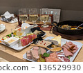 豪華小酒館開胃菜拼盤和白葡萄酒品嚐套裝 136529930