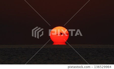 達摩日落,地平線上的太陽 達摩日落,地平線上的太陽 136529964