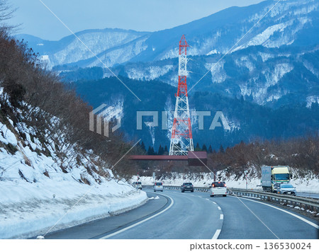 Snow-capped mountains and power transmission towers on the Tokai-Hokuriku Expressway in winter 136530024