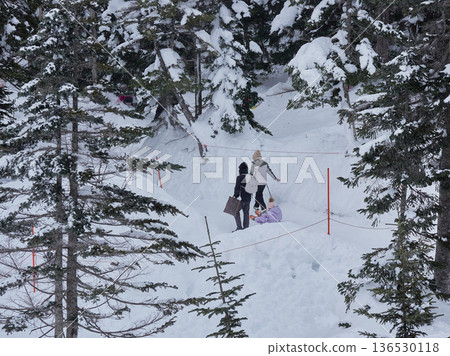 Tourists having fun playing in the snow in the forest at the top of the Shinhotaka Ropeway in winter, and the snow scenery Tourists having fun playing in the snow in the forest at the top of the Shinhotaka Ropeway in winter, and the snow scenery 136530118