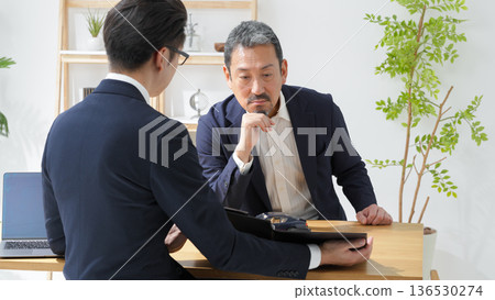 Men negotiating business Men negotiating business 136530274