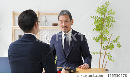 男性洽談業務 136530278