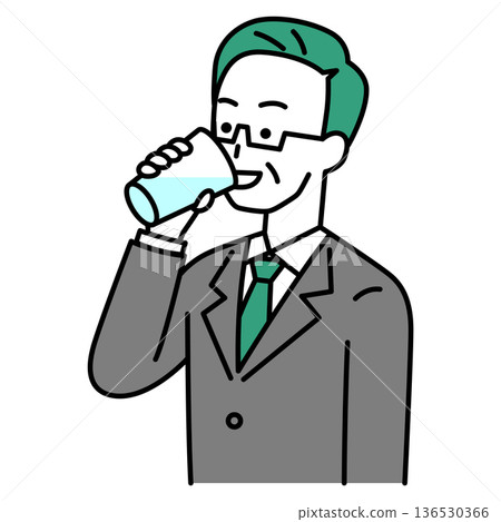 一位身穿西裝的中年男子正在用玻璃杯喝水。 136530366