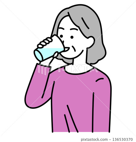 一位老婦人正在用玻璃杯喝水。 一位老婦人正在用玻璃杯喝水。 136530370