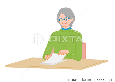 圖解：一位年長的女性在辦公桌前翻閱文件 136530443