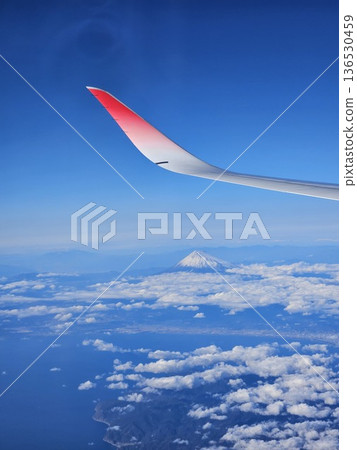 從飛機內部看到的富士山 3 136530459