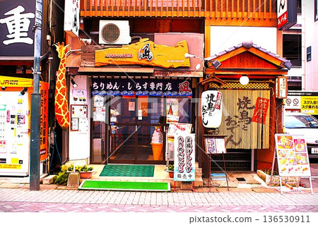 鹿兒島中央站一番街有一家店，販售銀魚和乾沙丁魚。 136530911