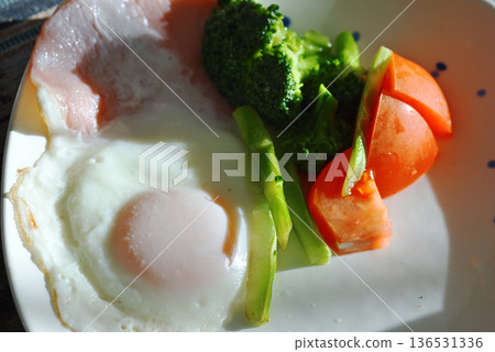 美味的煎蛋和蔬菜 136531336