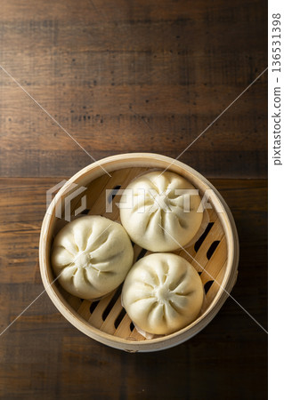 用竹蒸籠蒸肉包 136531398