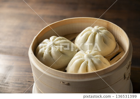 用竹蒸籠蒸肉包 136531399