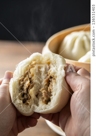 Eat meat bun 136531403
