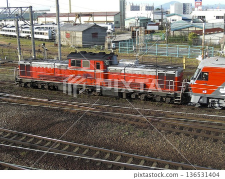 [Driver's seat confirmed, building logo blurred] JR Freight DD51 on the Goryokaku Station shunting line 136531404