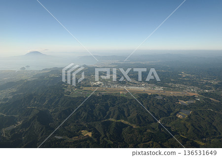 從飛機上看到的櫻島和鹿兒島機場 136531649
