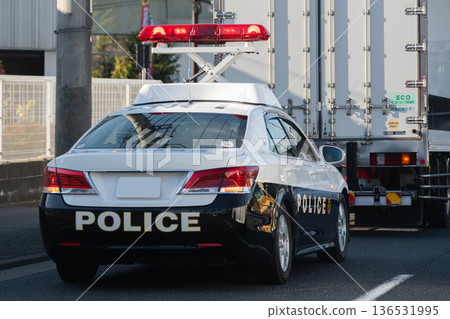 警車嚴陣以待 136531995