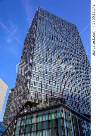 名古屋大廈在藍天的襯托下熠熠生輝 名古屋大廈在藍天的襯托下熠熠生輝 136532178