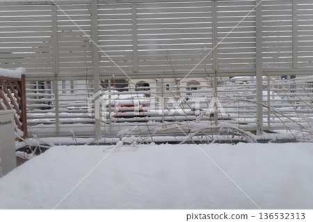 從窗戶望出去，可以看到雪景。 136532313