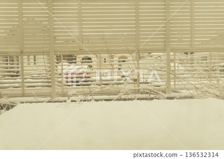 從窗戶望出去,可以看到雪景。 從窗戶望出去,可以看到雪景。 136532314