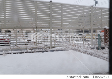 從窗戶望出去,可以看到雪景。 從窗戶望出去,可以看到雪景。 136532325