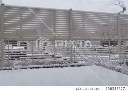 從窗戶望出去,可以看到雪景。 從窗戶望出去,可以看到雪景。 136532327