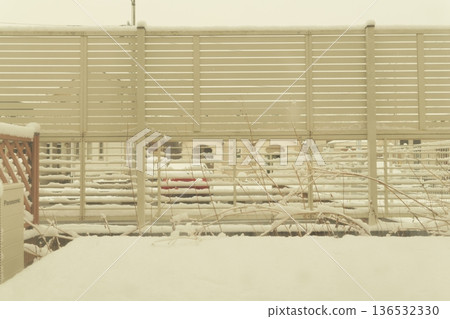 從窗戶望出去,可以看到雪景。 從窗戶望出去,可以看到雪景。 136532330