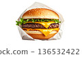 用包裝紙包裹的外帶起司漢堡插圖 136532422