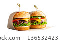 用包裝紙包裹的外帶起司漢堡插圖 136532423