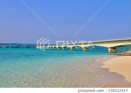 海灘和古里橋(沖繩縣今歸仁村) 海灘和古里橋(沖繩縣今歸仁村) 136532427