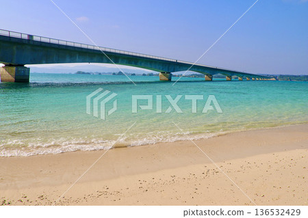 Beach and Kouri Bridge (Nakijin Village, Okinawa Prefecture) 136532429